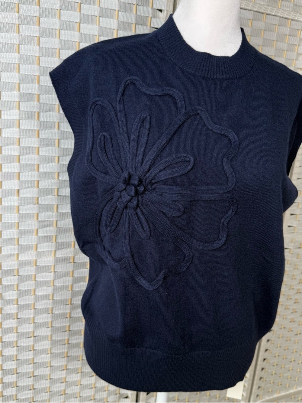 NWT. CoMMENSE Flower Applique Cap Sleeve Knit Top